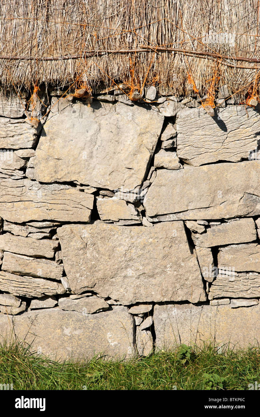 Trockenen Stein Hauswand und Stroh. Onacht, Inishmore, Aran Islands, County Galway, Connaught, Irland. Stockfoto