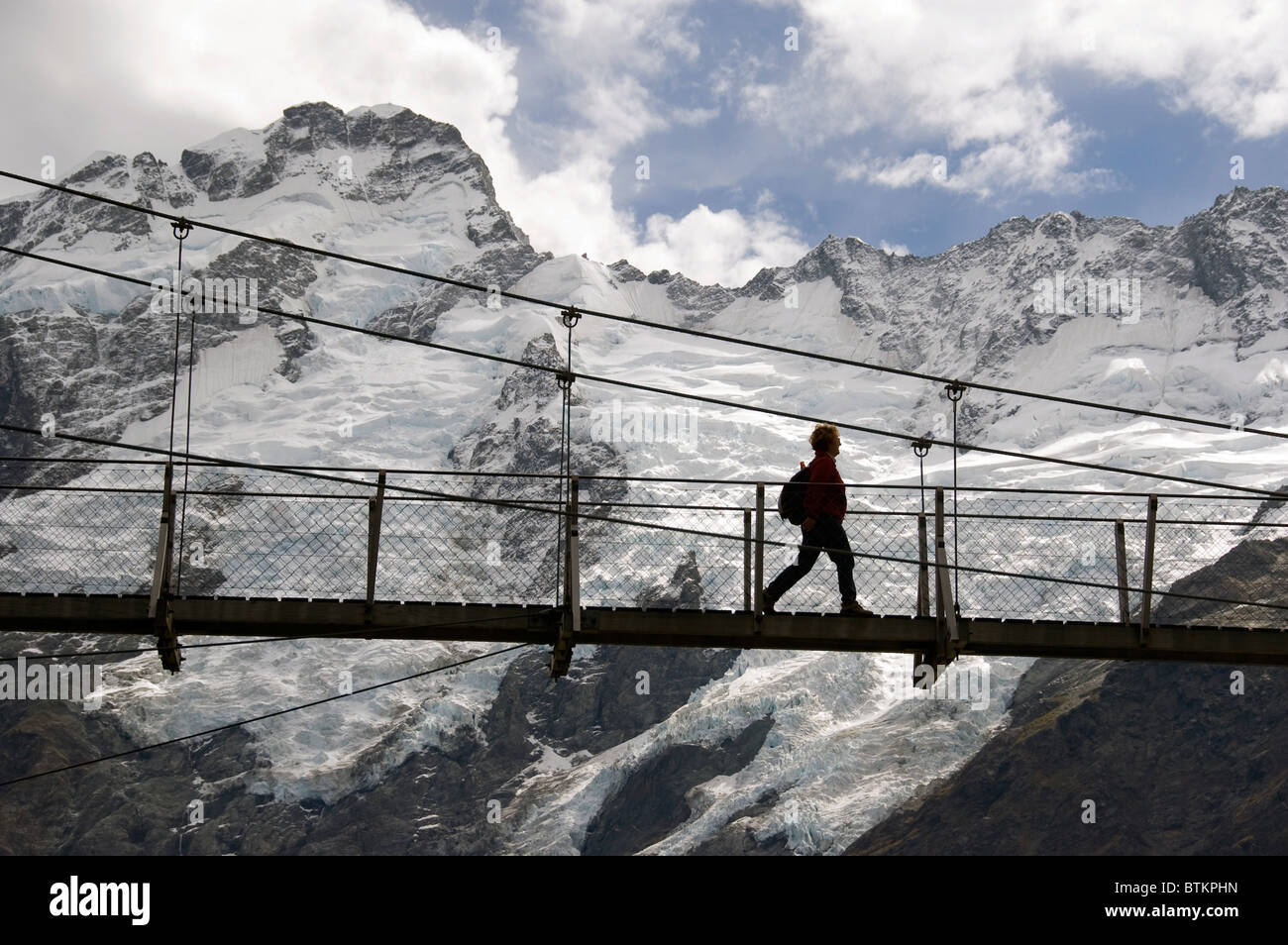 Elk195-4349 New Zealand, Aoraki So Insel, Mt Cook NP, Mt Sefton mit Wanderer Stockfoto