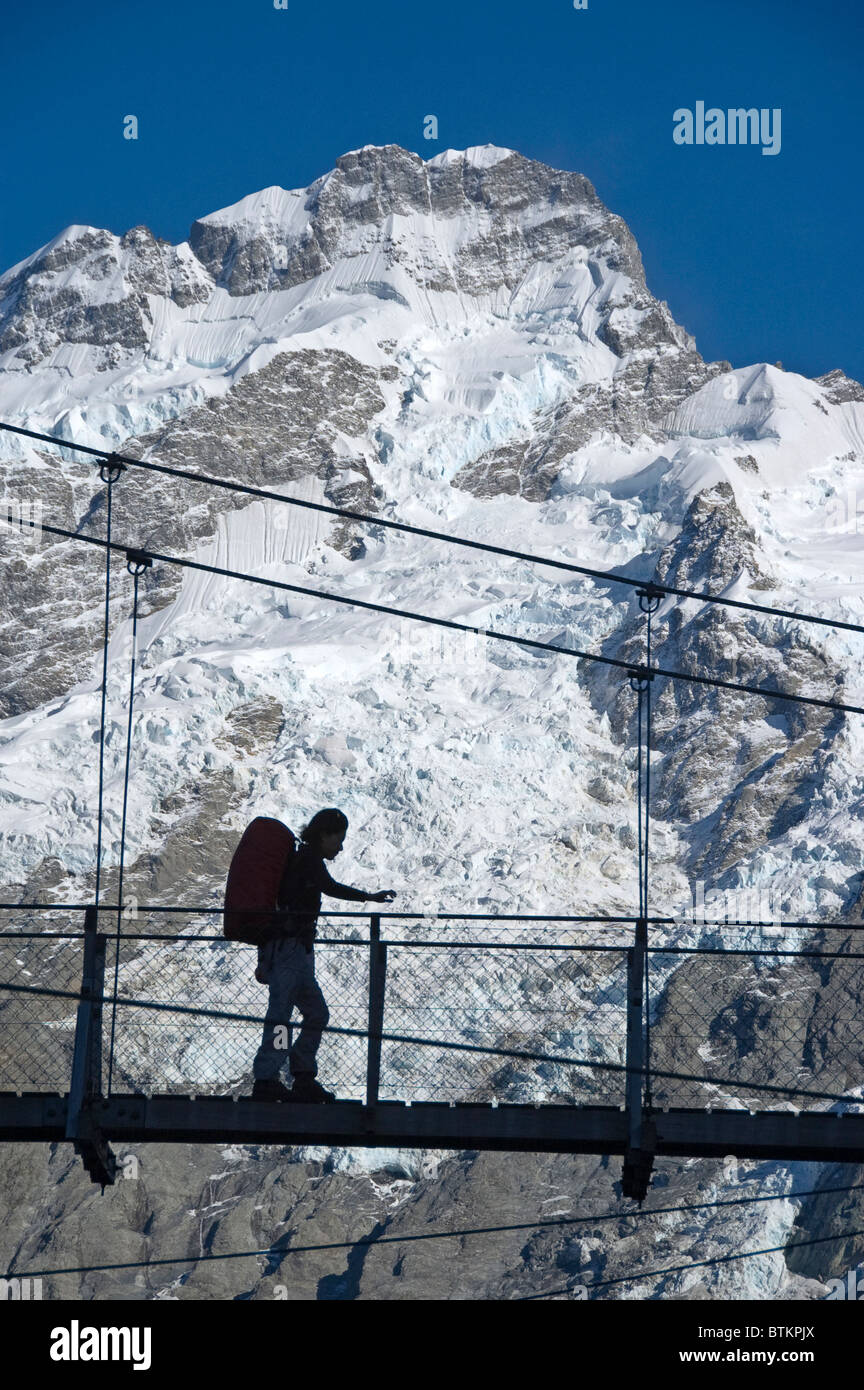 Neuseeland Südinsel Aoraki Mount Cook NP, Hooker Valley Trail, Wanderer auf erste Drehbrücke, Mt Sefton hinter Stockfoto