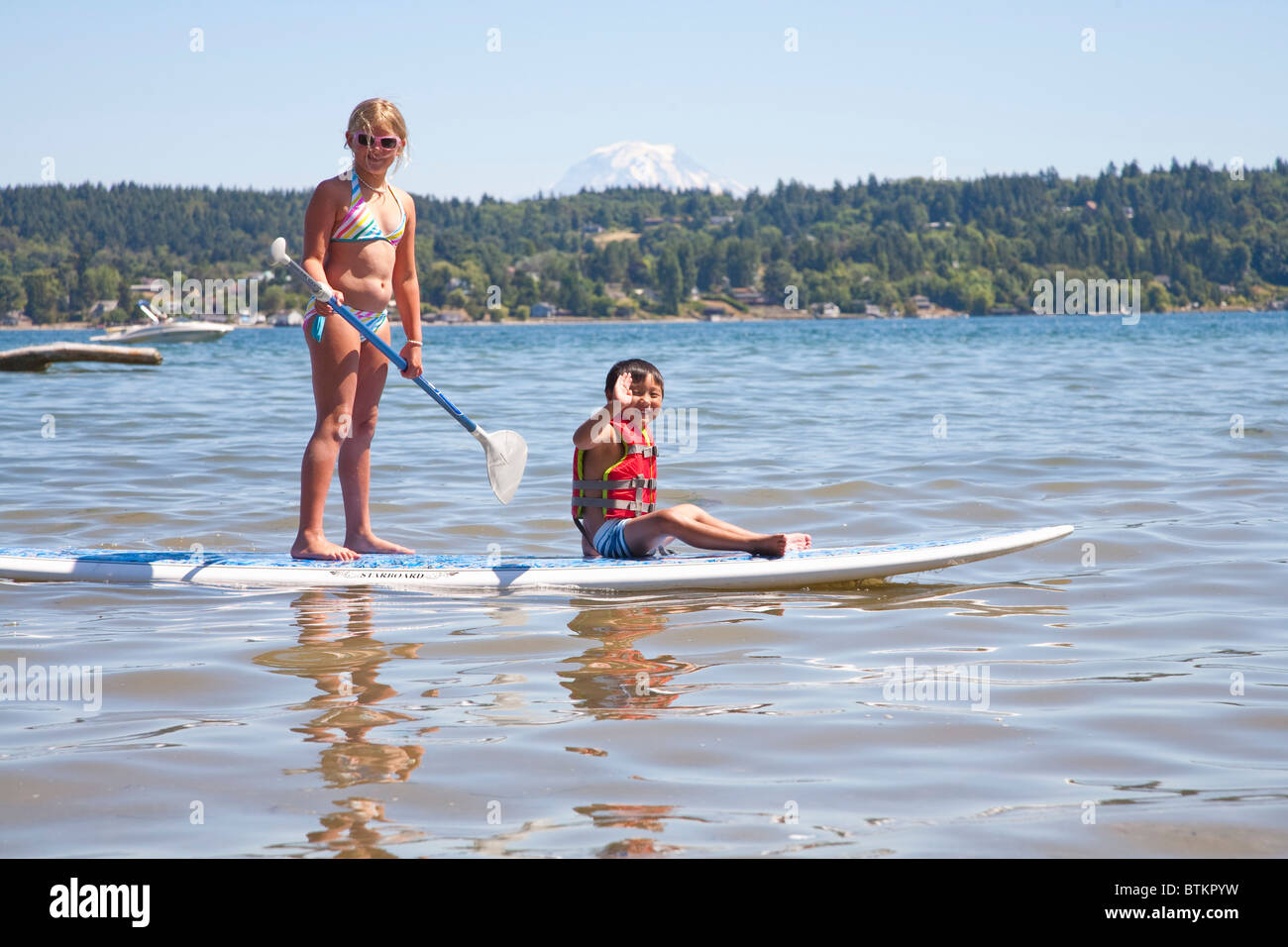 jungen und Mädchen auf Paddel board Stockfoto
