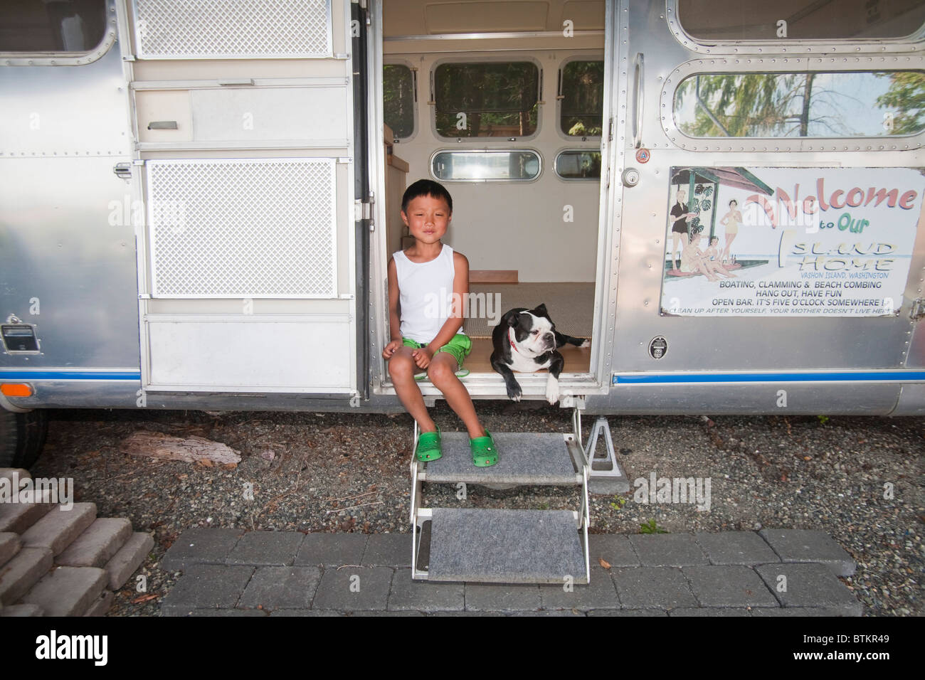junge und Hundesitting in Wohnmobil-Tür Stockfoto