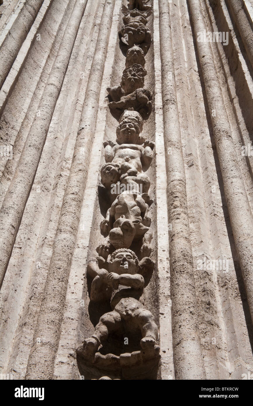 Wasserspeier geschnitzt in den Bogen rund um den Eingang zu der Llotja De La Seda Seide Exchange Valencia, Spanien Stockfoto