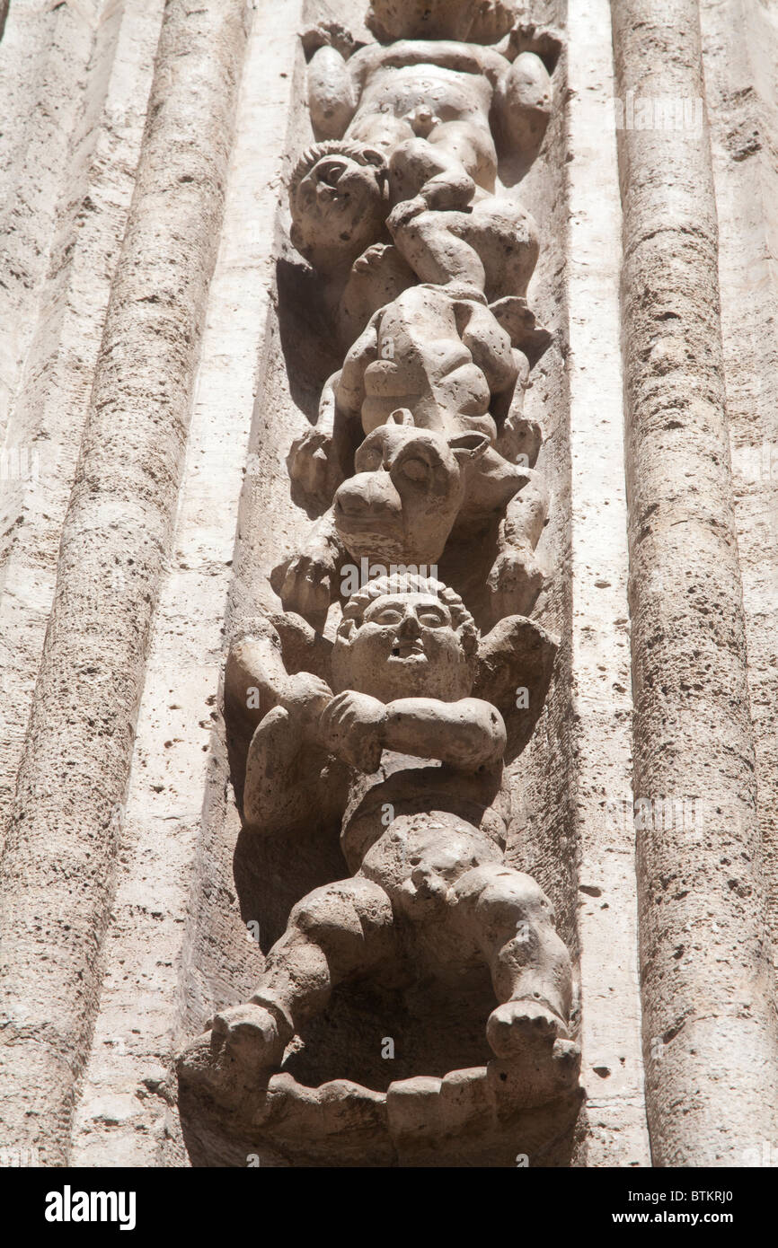 Wasserspeier geschnitzt in den Bogen rund um den Eingang zu der Llotja De La Seda Seide Exchange Valencia, Spanien Stockfoto