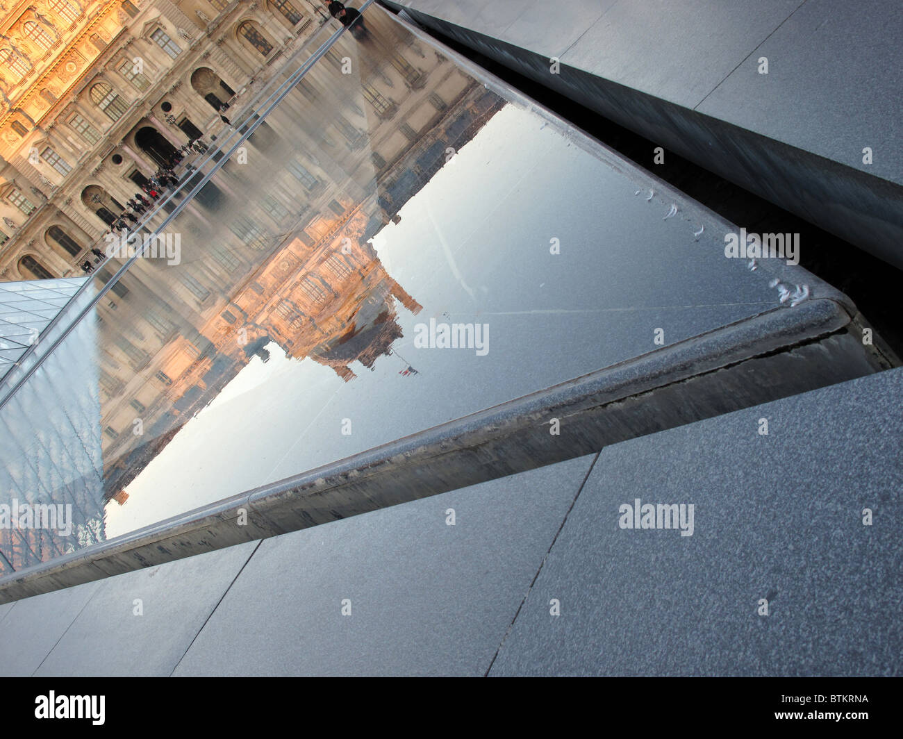Le Lamellen Museum Außenansichten Pyramide Paris Frankreich