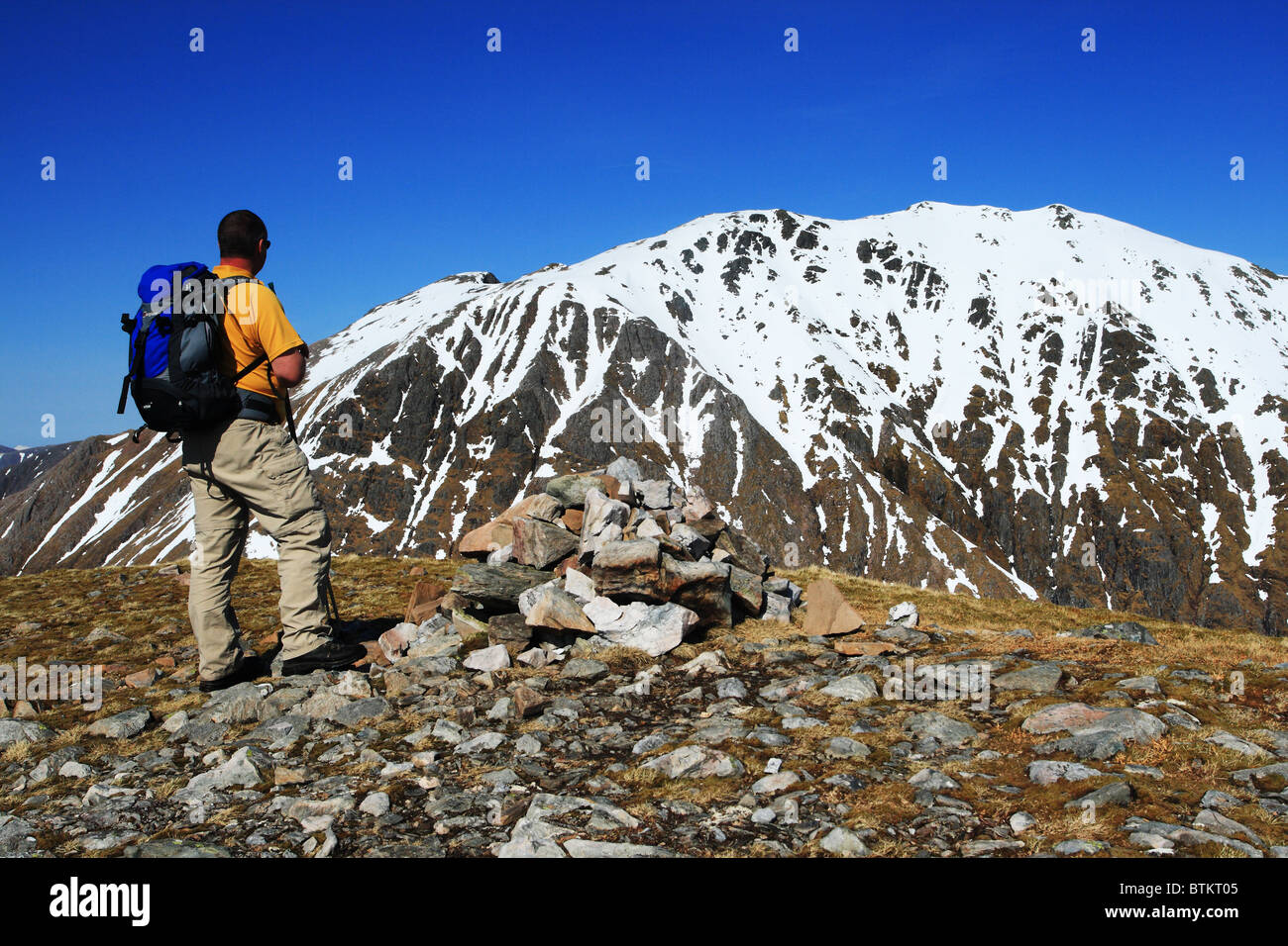 Hillwalker auf dem Gipfel des Beinn Maol Chaluim Blick auf Bidean Nam Bian. Stockfoto