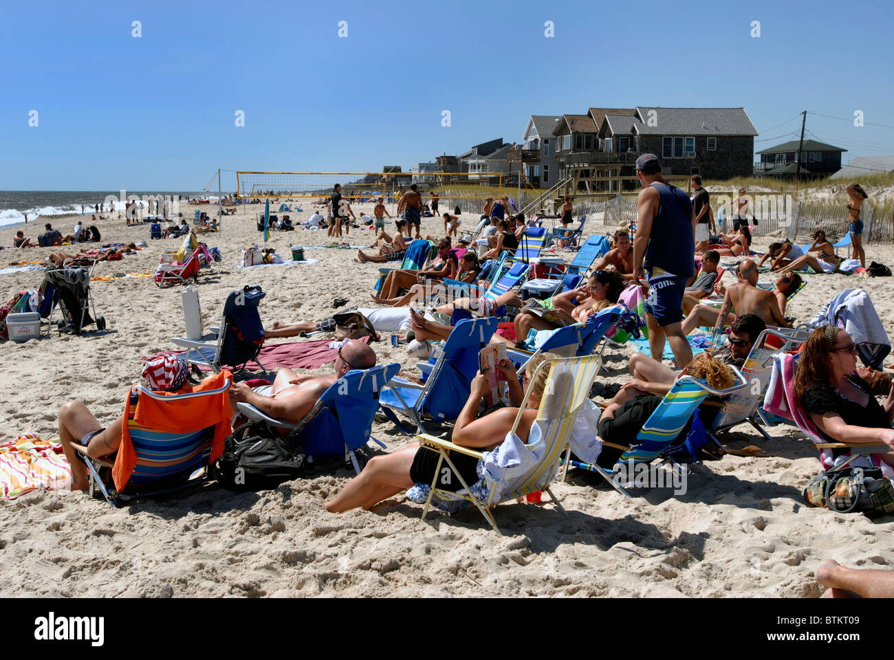 Sonnenanbeter am Ocean Beach auf Fire Island, New York, ein Urlaubsziel entlang der atlantischen Küste von New York. Stockfoto