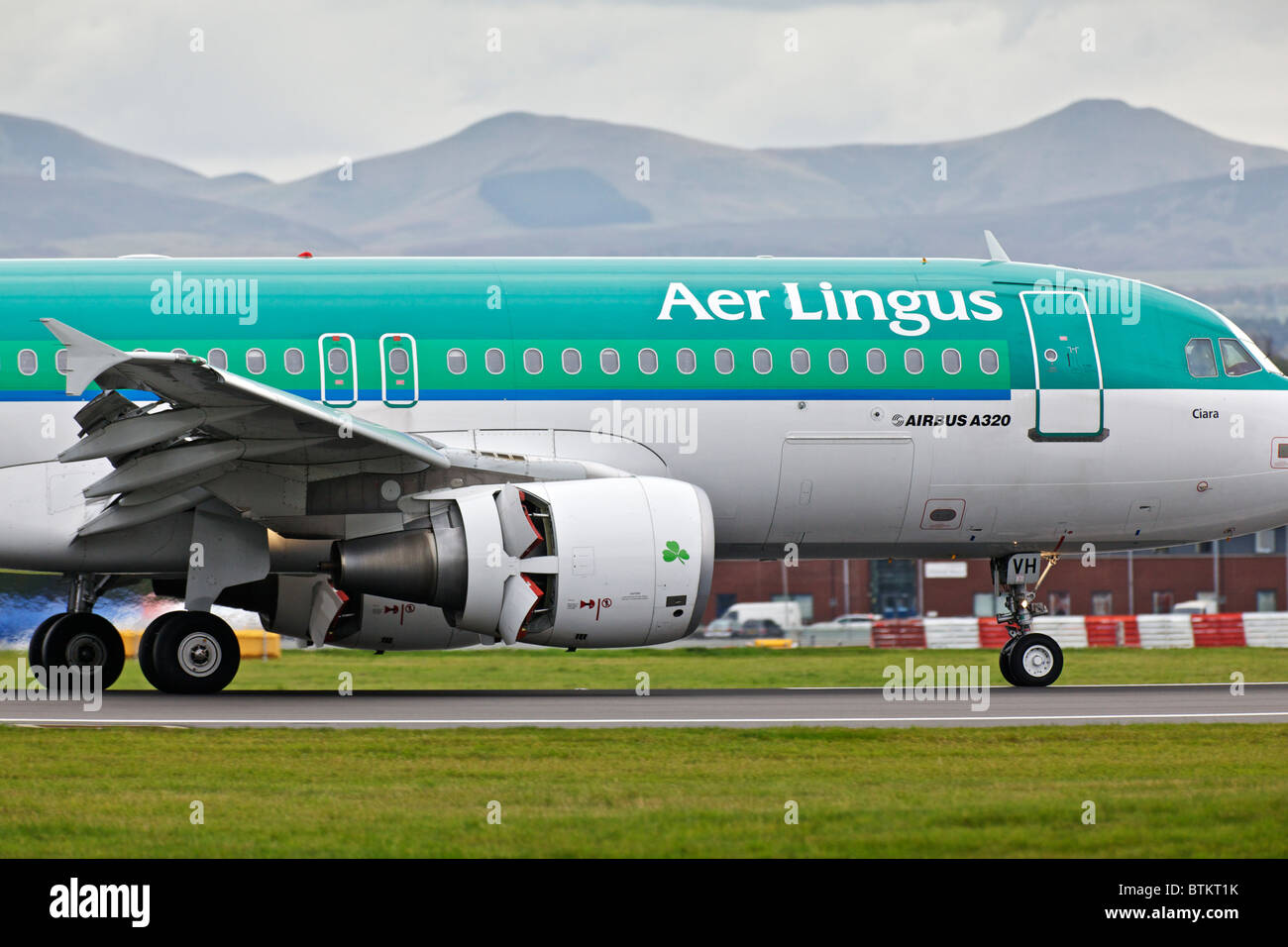 Ein Aer Lingus Flugzeug landet auf dem Flughafen Edinburgh Stockfoto