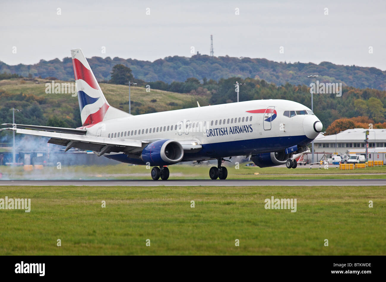 British Airways (BA) Flugzeug landet auf dem Edinburgh Flughafen, Schottland, UK Stockfoto