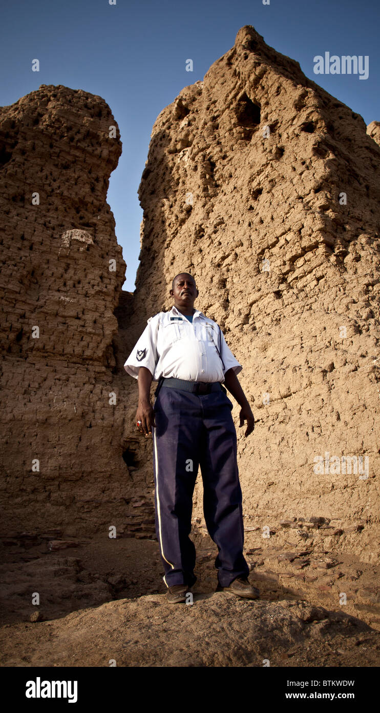 Polizist bei der nubischen Pyramiden, Sudan Stockfoto