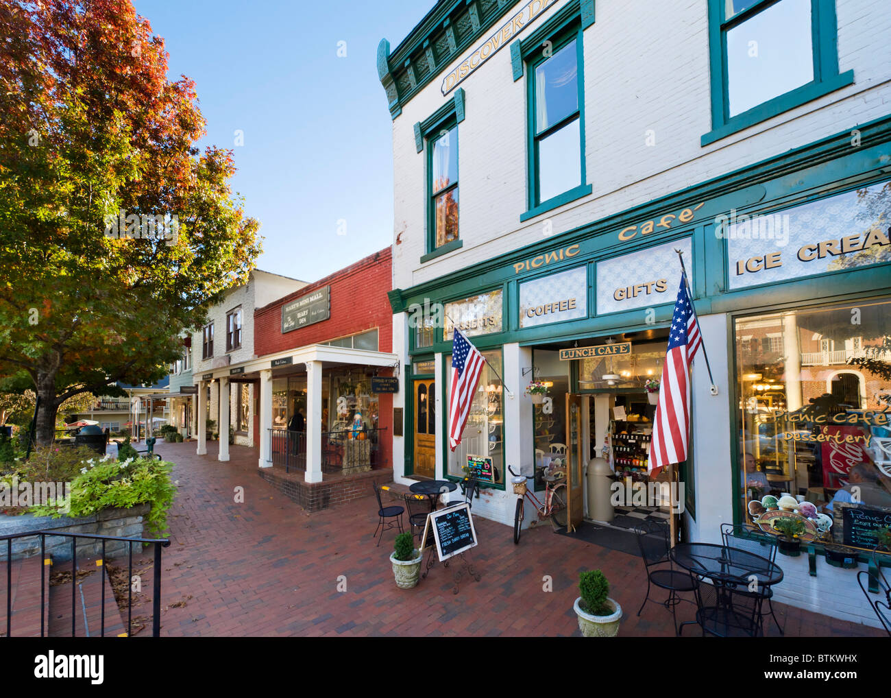 Geschäfte und Cafes in den Hauptplatz, Dahlonega, North Georgia, USA Stockfoto