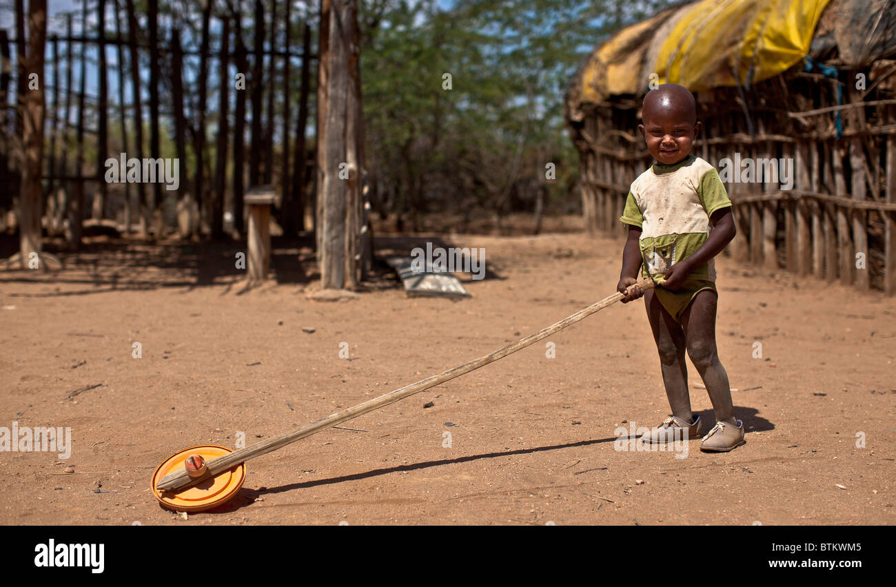Afrikanischen jungen mit der Hand gemacht Spielzeug Rad. Stockfoto