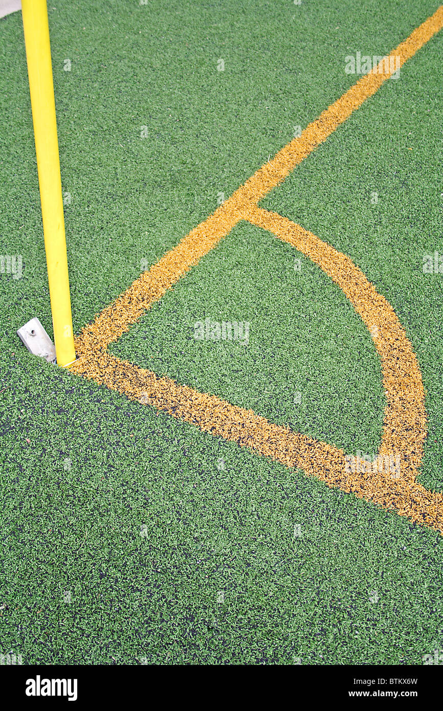 Eine Ecke von einem Fußballplatz mit gelben Linien. Stockfoto