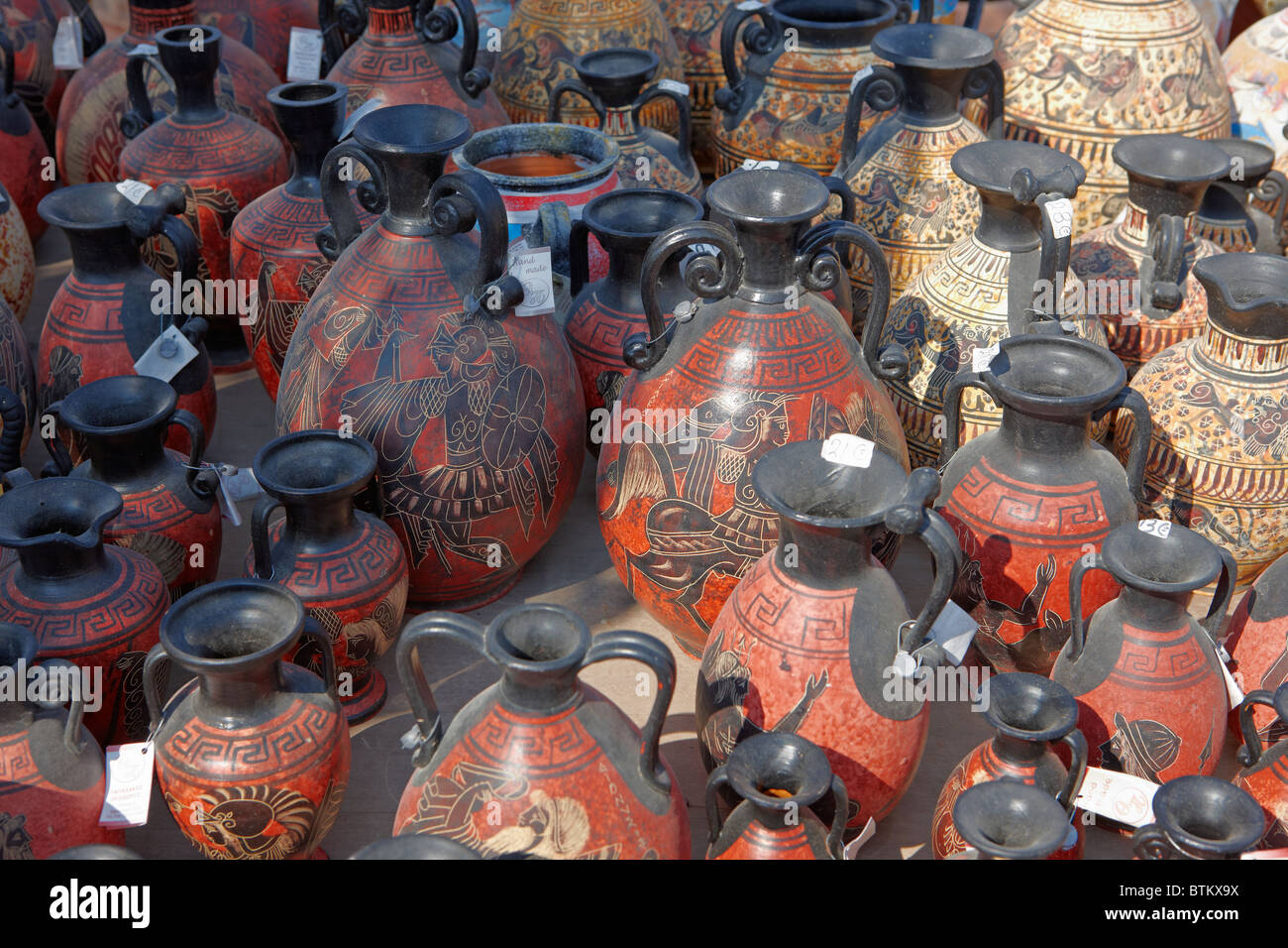 Eine Auswahl an Nachbildungen von antiken griechischen Amphoren, die auf einem Keramikmarkt im Freien ausgestellt werden. Kreta, Griechenland. Stockfoto