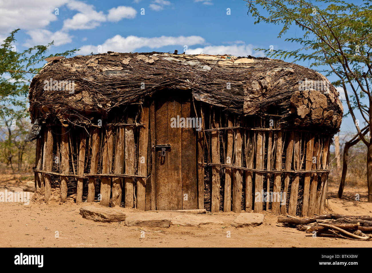 Hütte in Kenia aus Kuhmist und Holz hergestellt. Stockfoto