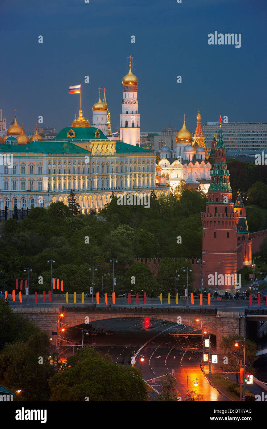 Blick auf den Kreml Gebäude beleuchtet in der Abenddämmerung. Moskau, Russland. Stockfoto