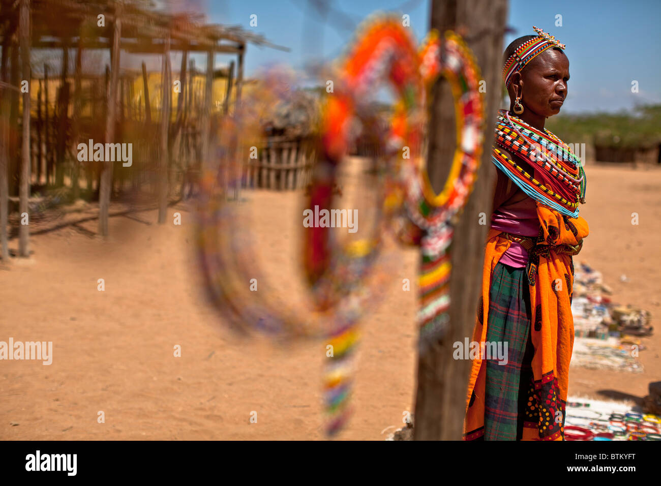 Samburu Frau in Kenia verkaufen ihre handgefertigten Schmuck. Stockfoto