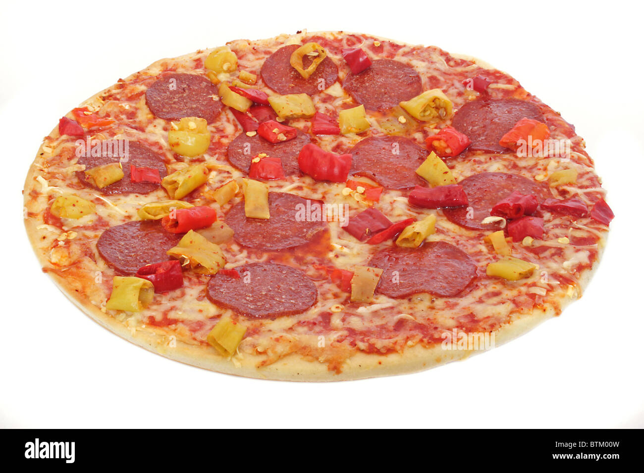 Eine typische Pizza. Alle isoliert auf weißem Hintergrund. Stockfoto