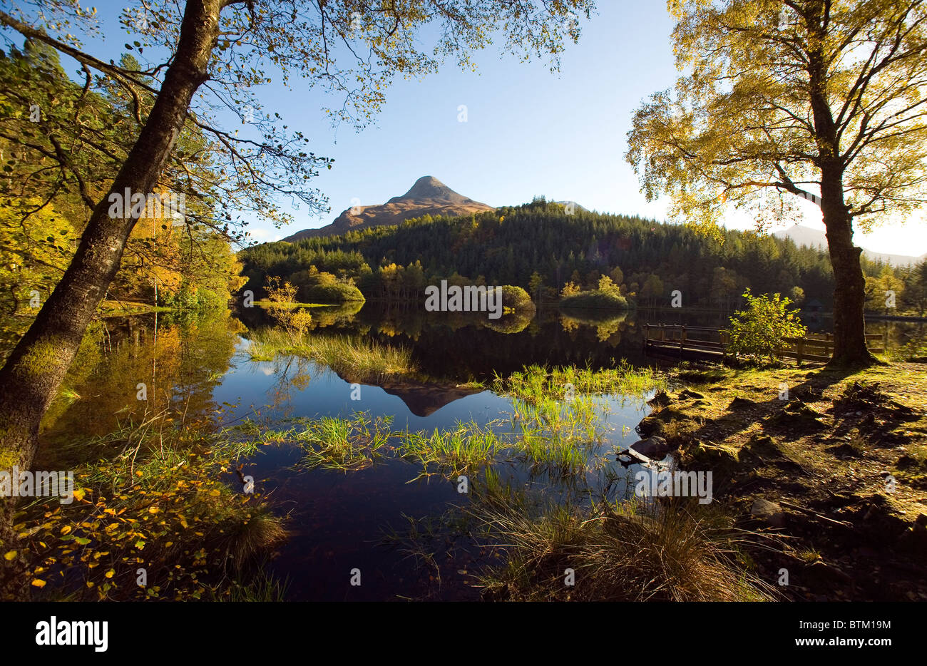 Glencoe man Glen Coe Symmetrie spiegeln Lord Strathcona Farben Farben Herbst Bäume Reflexion Argyll Schottland Sonnenschein Frieden p Stockfoto