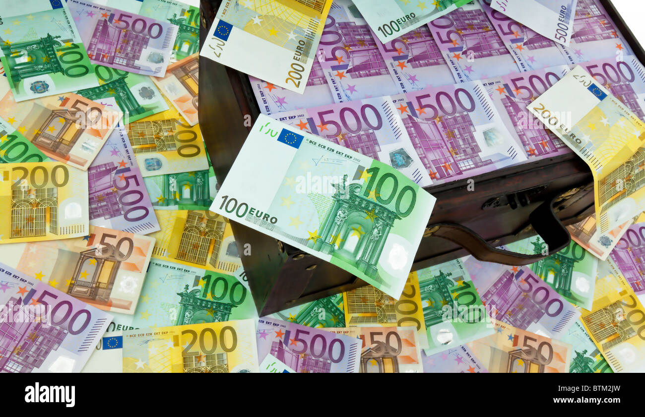 Eine große Truhe mit Euro-Banknoten. Finanzielle Krise, Krise, Schulden. Stockfoto