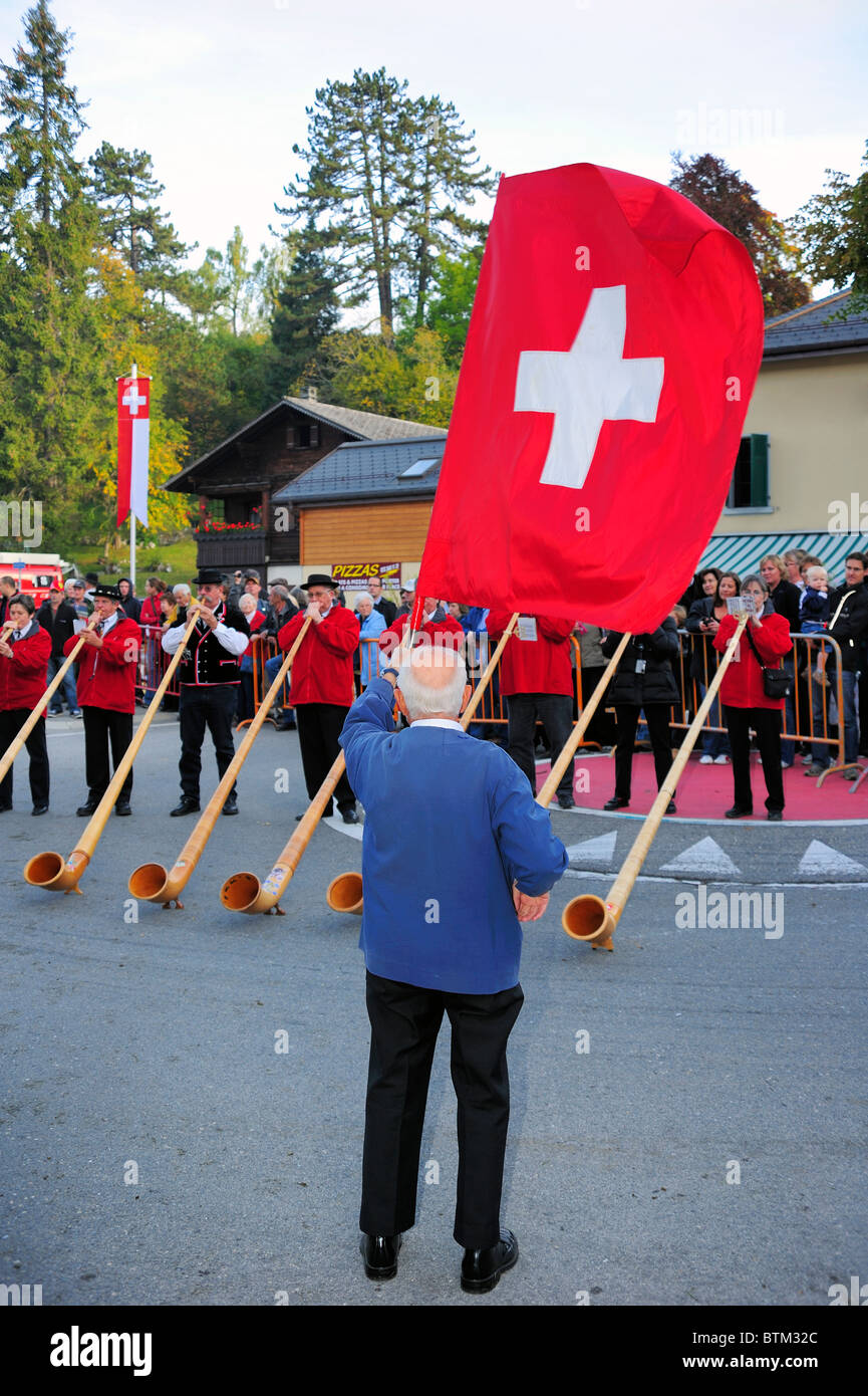 Flagge zu werfen, ist eine traditionelle Tätigkeit in der Schweiz, in der Regel begleitet von Alphörnern spielen Stockfoto