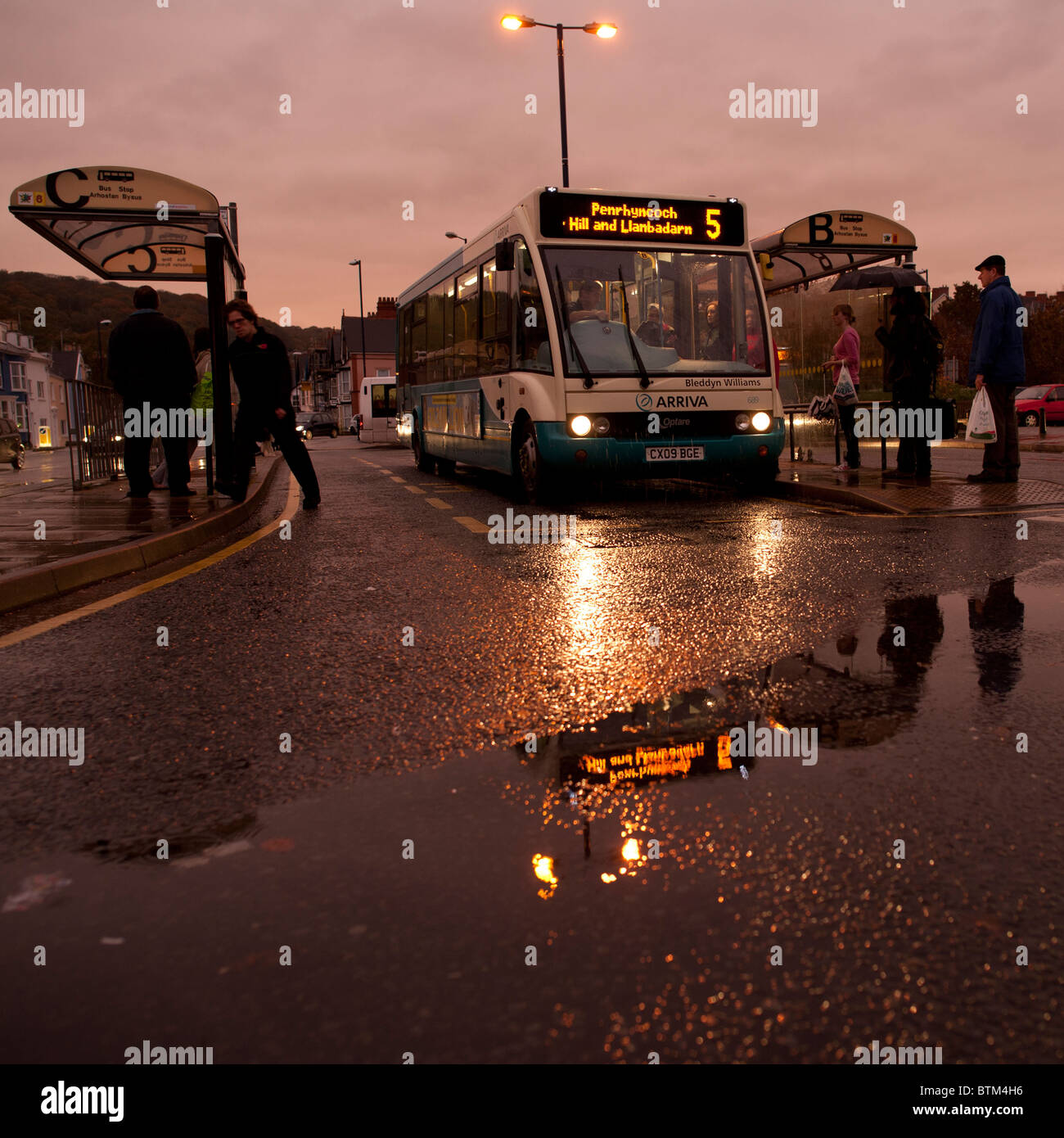 Aberystwyth Busbahnhof auf einem nassen Novemberabend, Wales UK Stockfoto