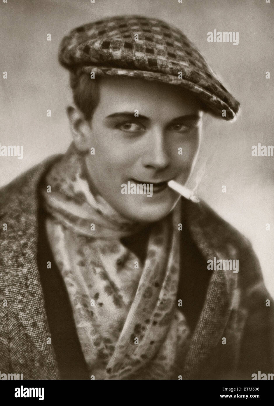Historisches Foto (1910) von einem Mann eine Zigarette rauchend Stockfoto
