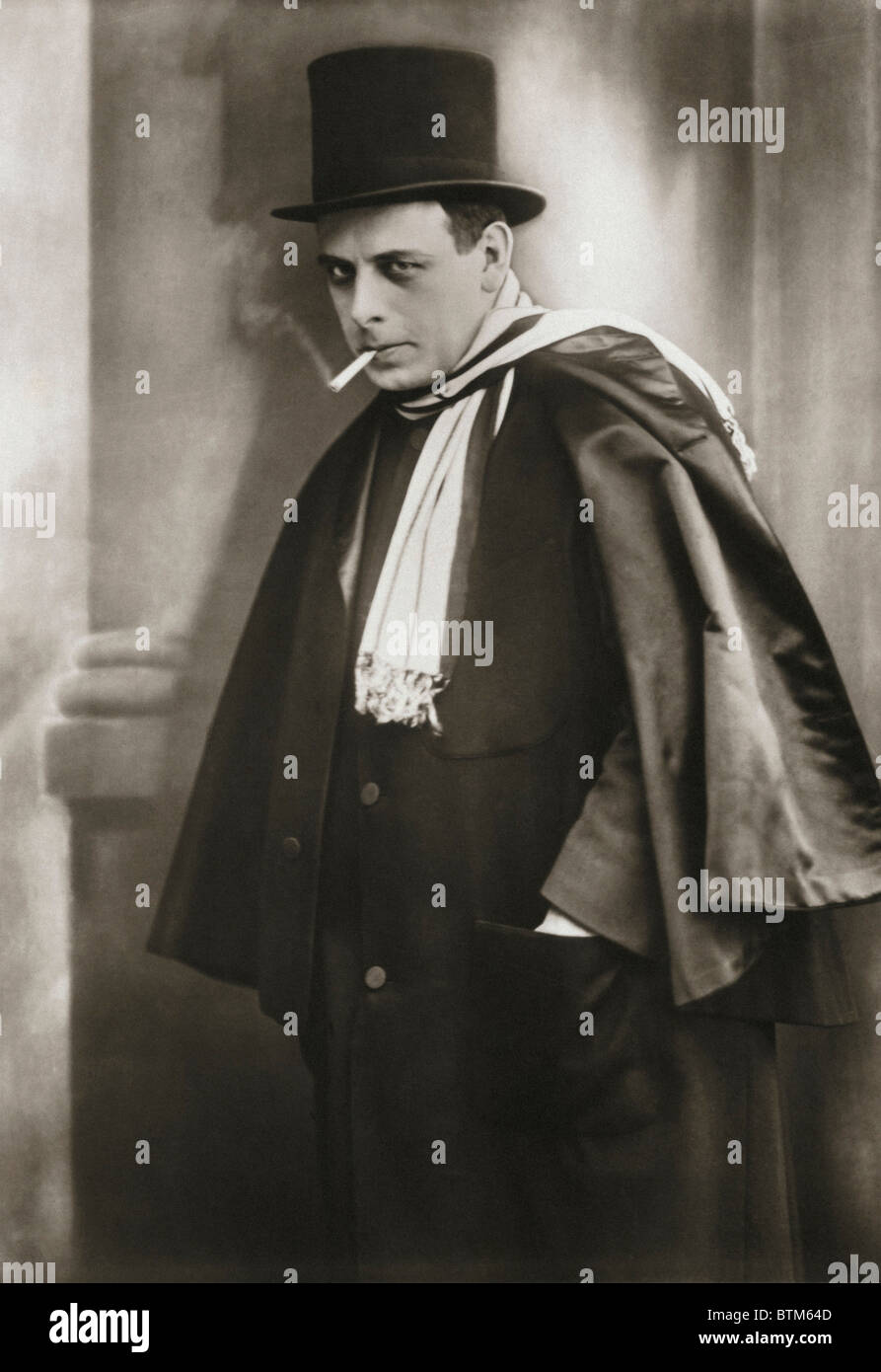 Historisches Foto (1910) von einem Mann eine Zigarette rauchend Stockfoto