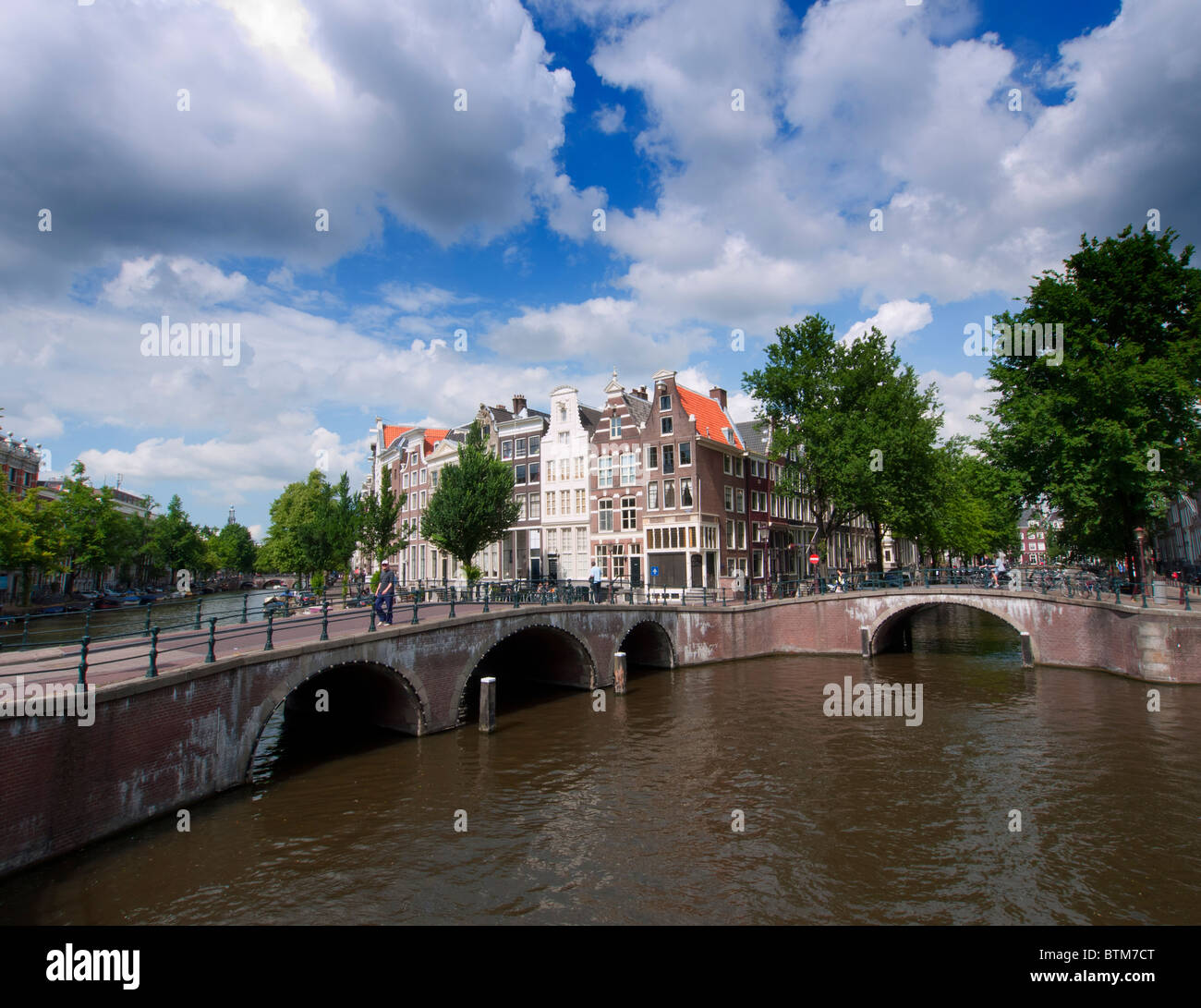 Keizersgracht Kanal und alte Brücken in den Niederlanden Amsterdam Stockfoto