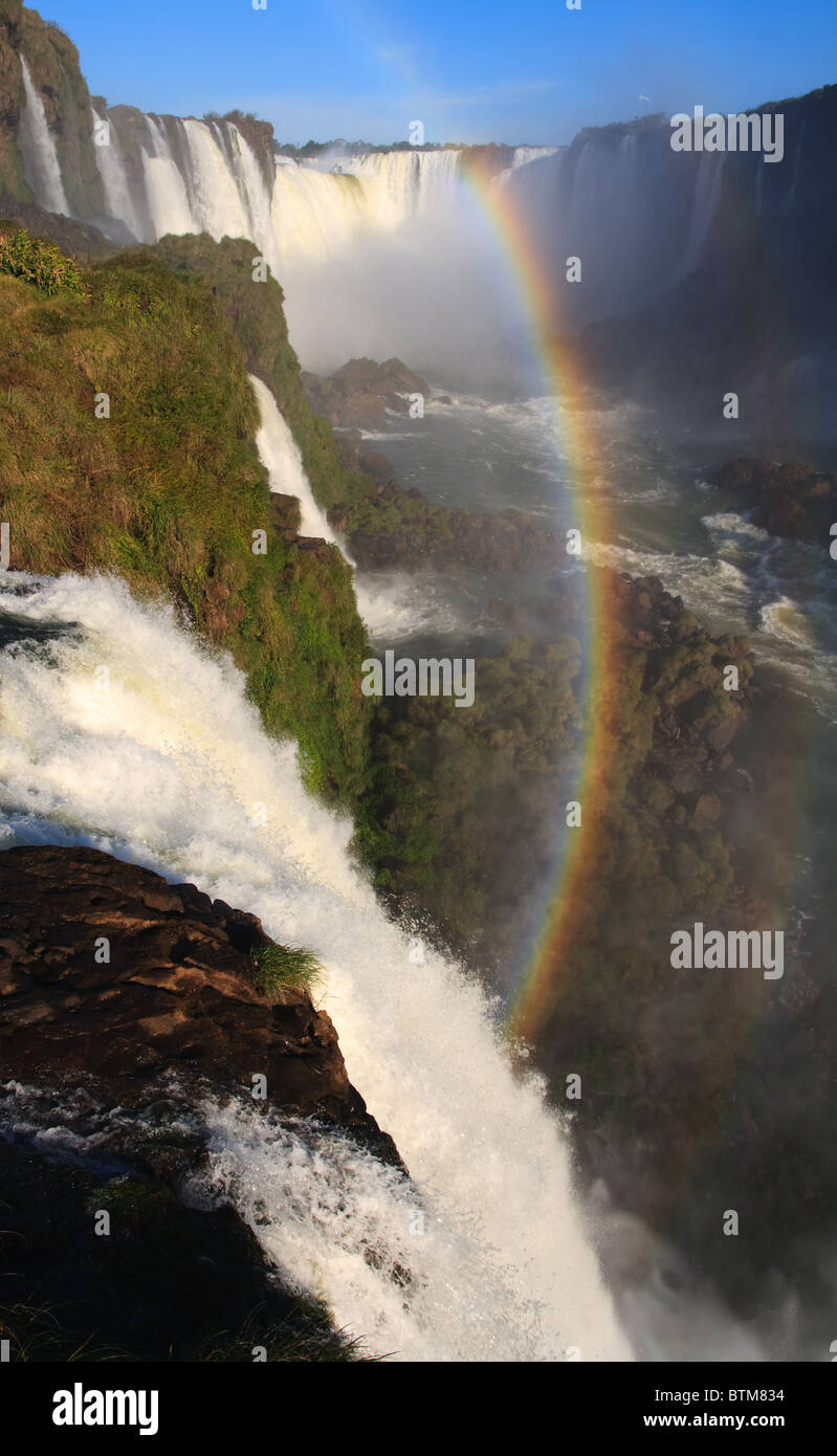 Regenbogen über Iguazu Wasserfälle, Brasilien, Südamerika Stockfoto