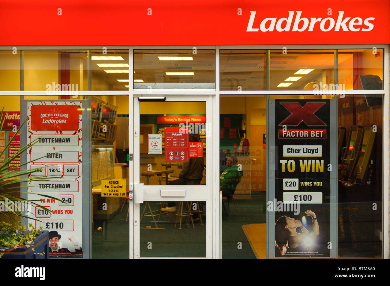 Ladbrokes Wetten Shop Buchmacher, wales Cardiff UK Stockfoto