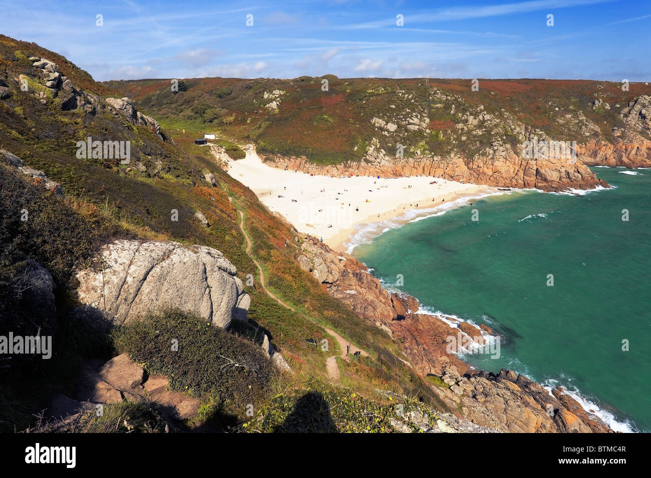 Blick von den Klippen von Porthcurno Strand, Cornwall Stockfoto