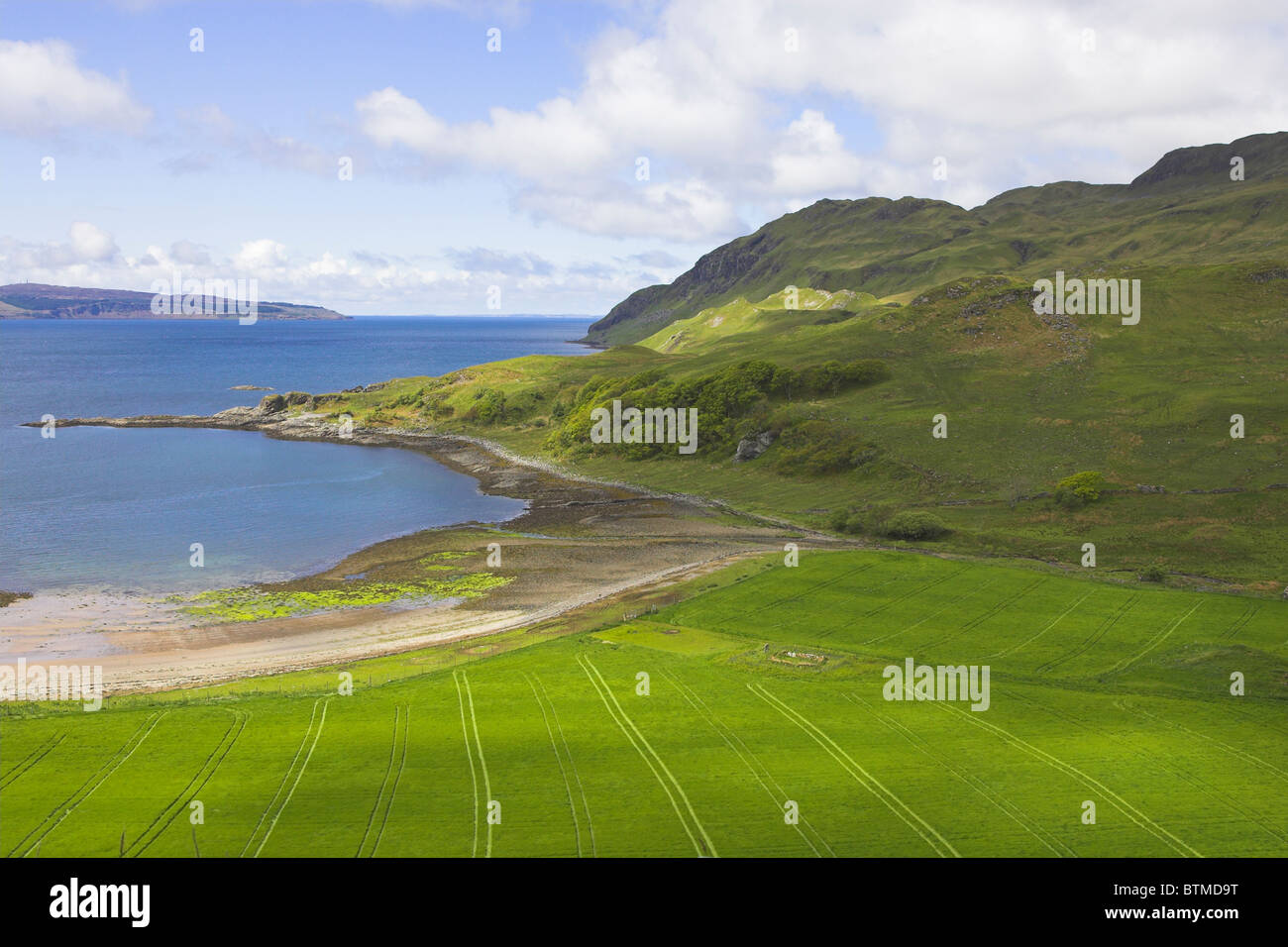Erhöhten Blick auf Camas Nan Geall Bucht einschließlich kultivierten Ackerland mit Loch Sunart, Ardnamurchan Halbinsel, Schottland im Mai. Stockfoto
