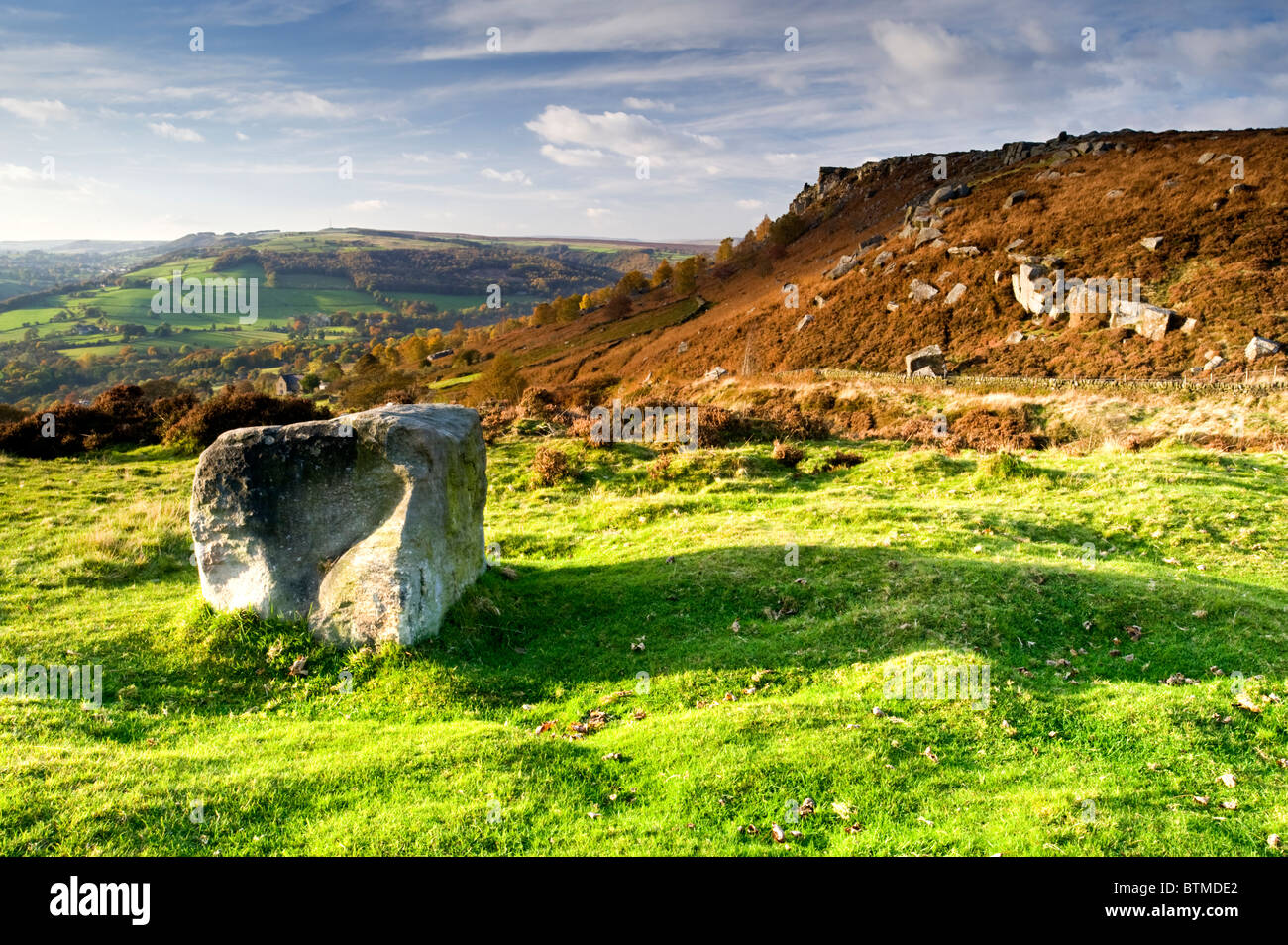 Gritstone Boulder auf Curbar Rand, Peak District National Park, Derbyshire, England, Vereinigtes Königreich Stockfoto