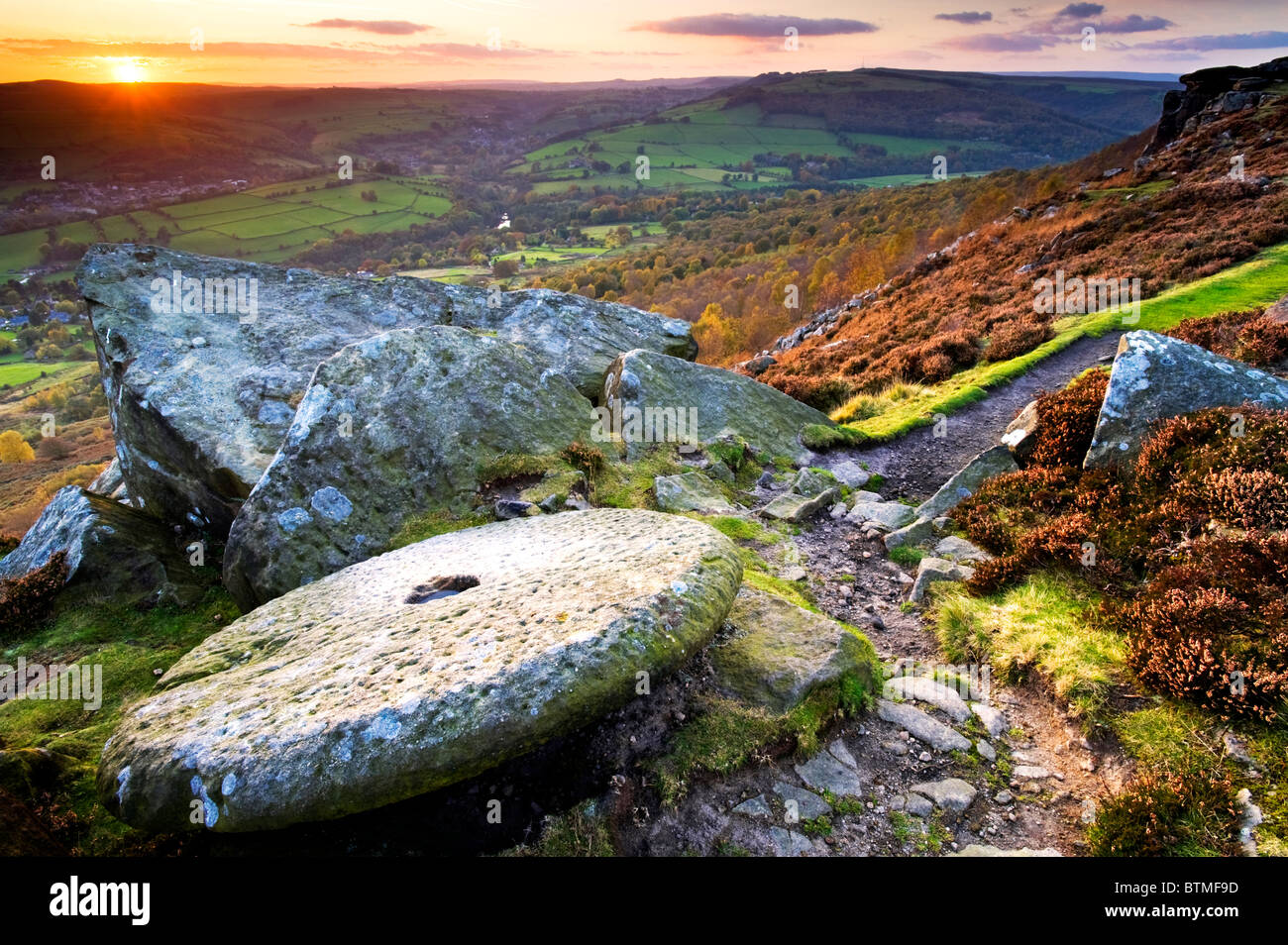 Verlassenen Mühlstein bei Sonnenuntergang am Curbar Rand, Peak District National Park, Derbyshire, England, UK Stockfoto