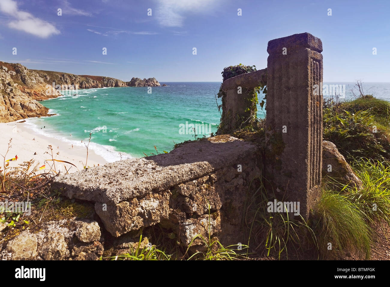 Vordergrund Mauer und Pfeiler in Porthcurno Strand, Cornwall. Heimat der freien Minack Theatre und der Telegraph-Museum Stockfoto