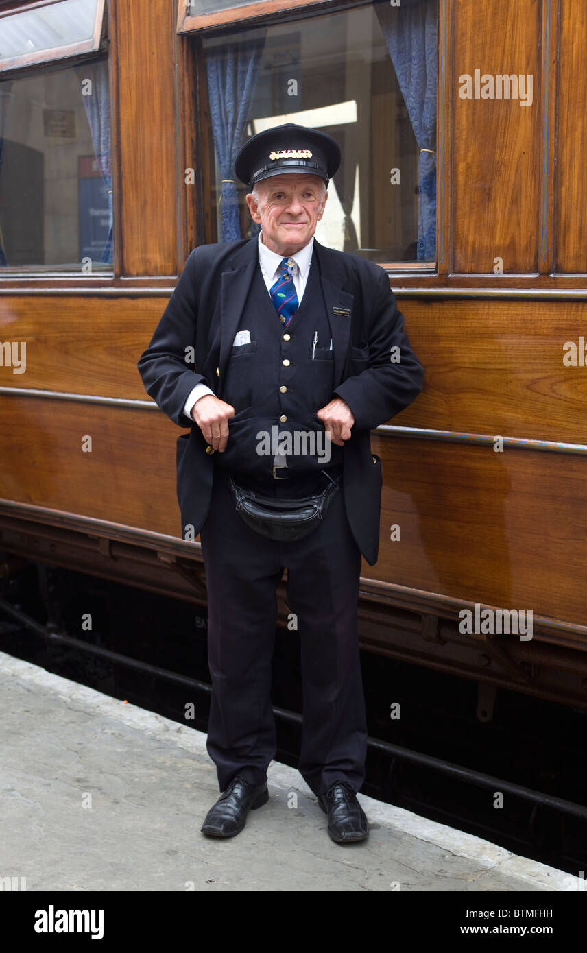 Dirigent bei Pickering Train Station North Yorkshire England UK Stockfoto