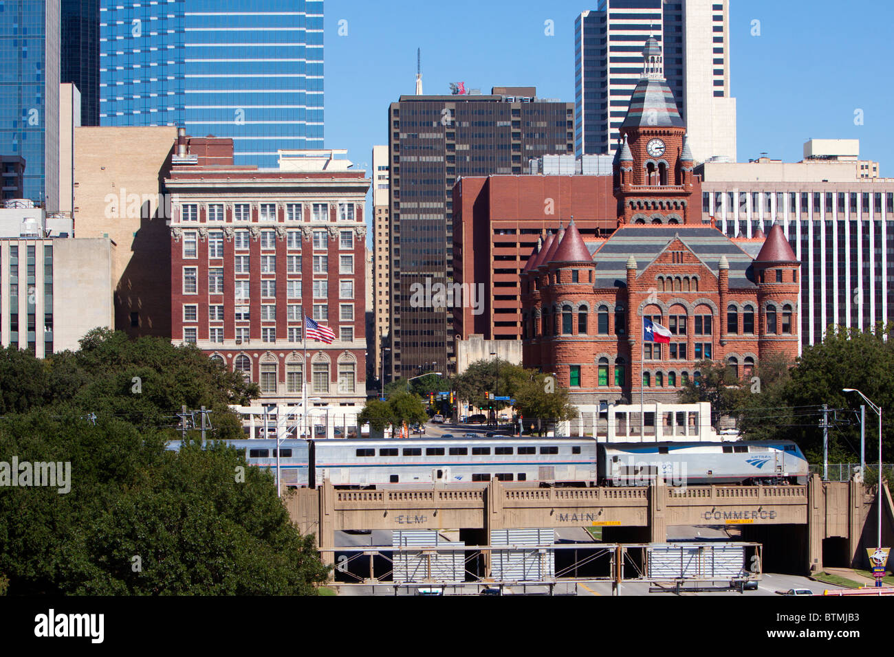 Amtraks Texas Eagle Langstrecken Personenzug zieht in der Union Station in Dallas, Texas. Stockfoto