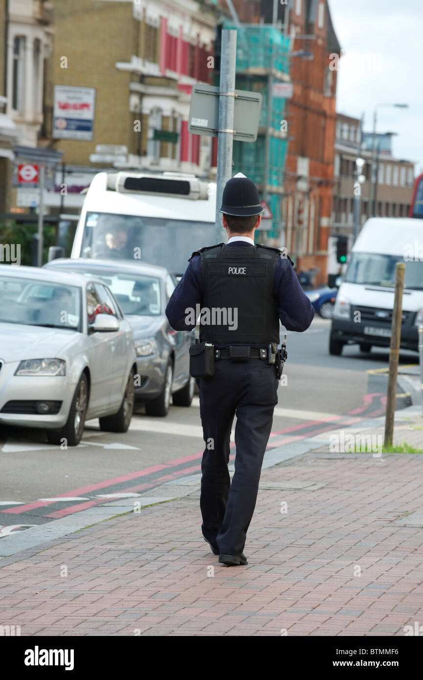 Britischer Polizist auf Streife in London, Rückansicht Stockfoto