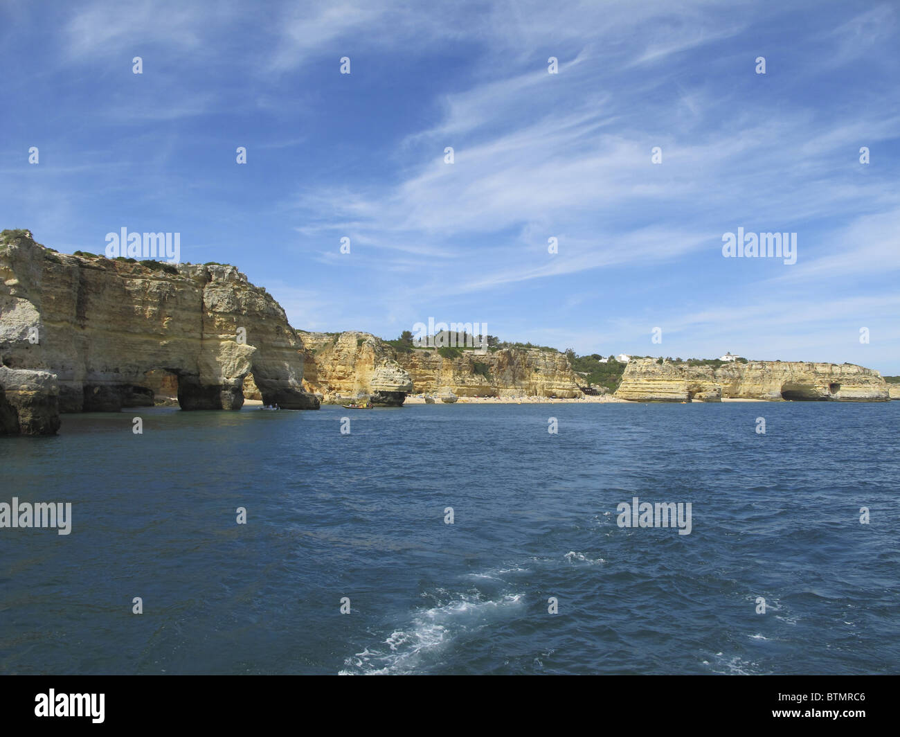 Eine Kreuzfahrt entlang der Küste der Westalgarve von Albufeira wo gibt es einige der besten Strände der Welt Stockfoto