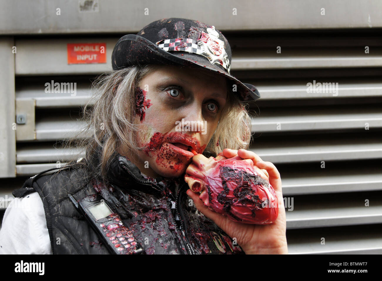 Zombie Polizist Zombie zu Fuß im Zentrum von London 30. Oktober 2010 Stockfoto