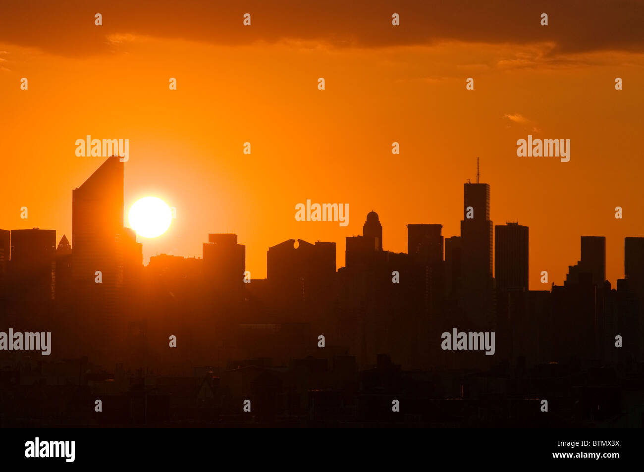 Skyline von Midtown Manhattan mit dem Citicorp-Center, bei Sonnenuntergang, New York City. Stockfoto