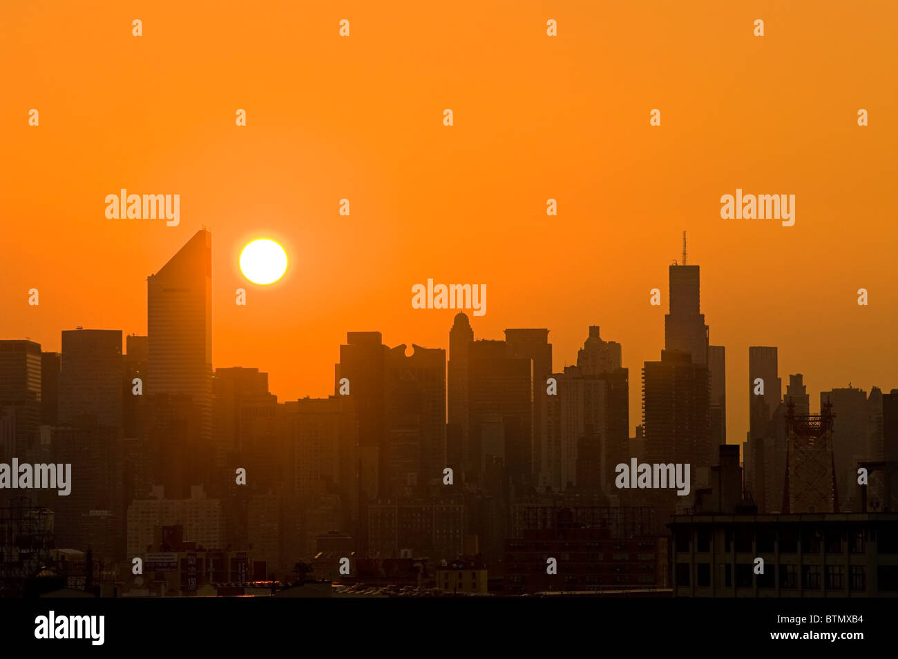 Skyline von Midtown Manhattan mit dem Citicorp-Center, bei Sonnenuntergang, New York City. Stockfoto