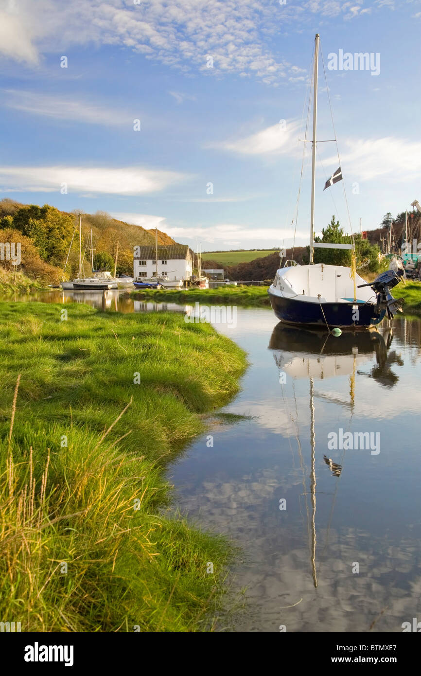 Boote auf dem Fluss bei Gweek bei Flut Stockfoto