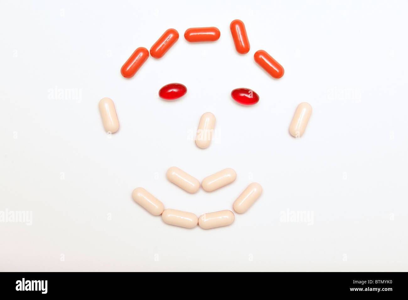 Medikamente und Pillen Gesicht auf grauem Hintergrund Stockfoto