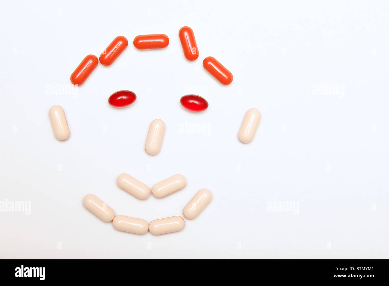 Medikamente und Pillen Gesicht auf grauem Hintergrund Stockfoto