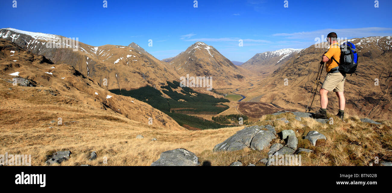 Hillwalker auf Beinn Maol Chaluim Blick über Glen Etive Stob na Broige. Stockfoto