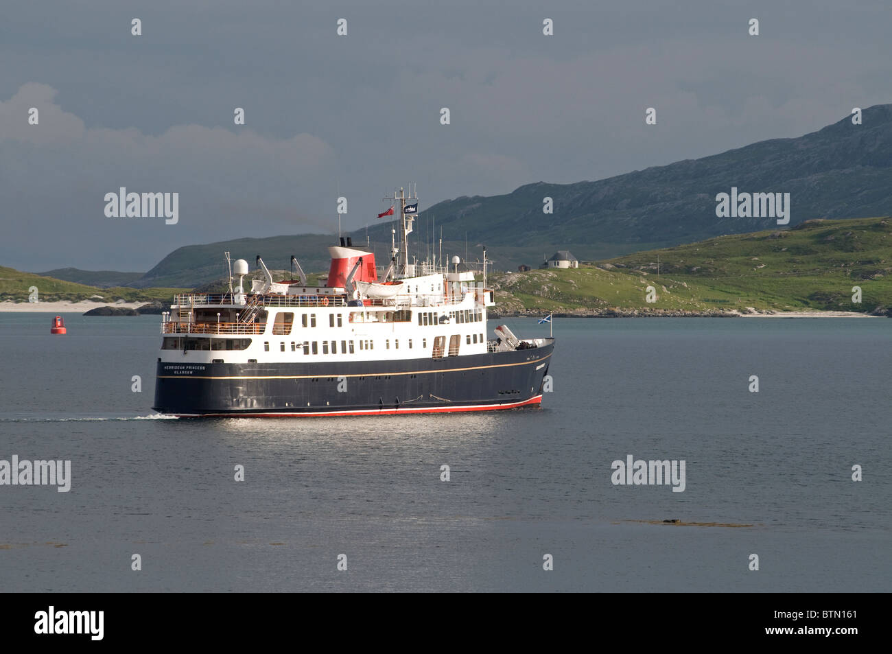 Der kleine Luxus Kreuzfahrtschiff ankommen Castlebay Isle of Barra, äußeren Hebriden, Schottland. SCO 6614 Stockfoto