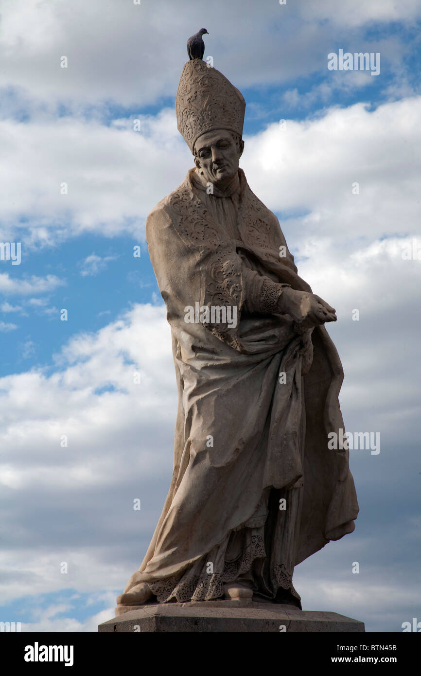 Statue von Santo Tomas de Villanueva auf der Puerta De La Trinidad, Puente De La Trinidad oder Trinidad Brücke Valencia, Spanien Stockfoto