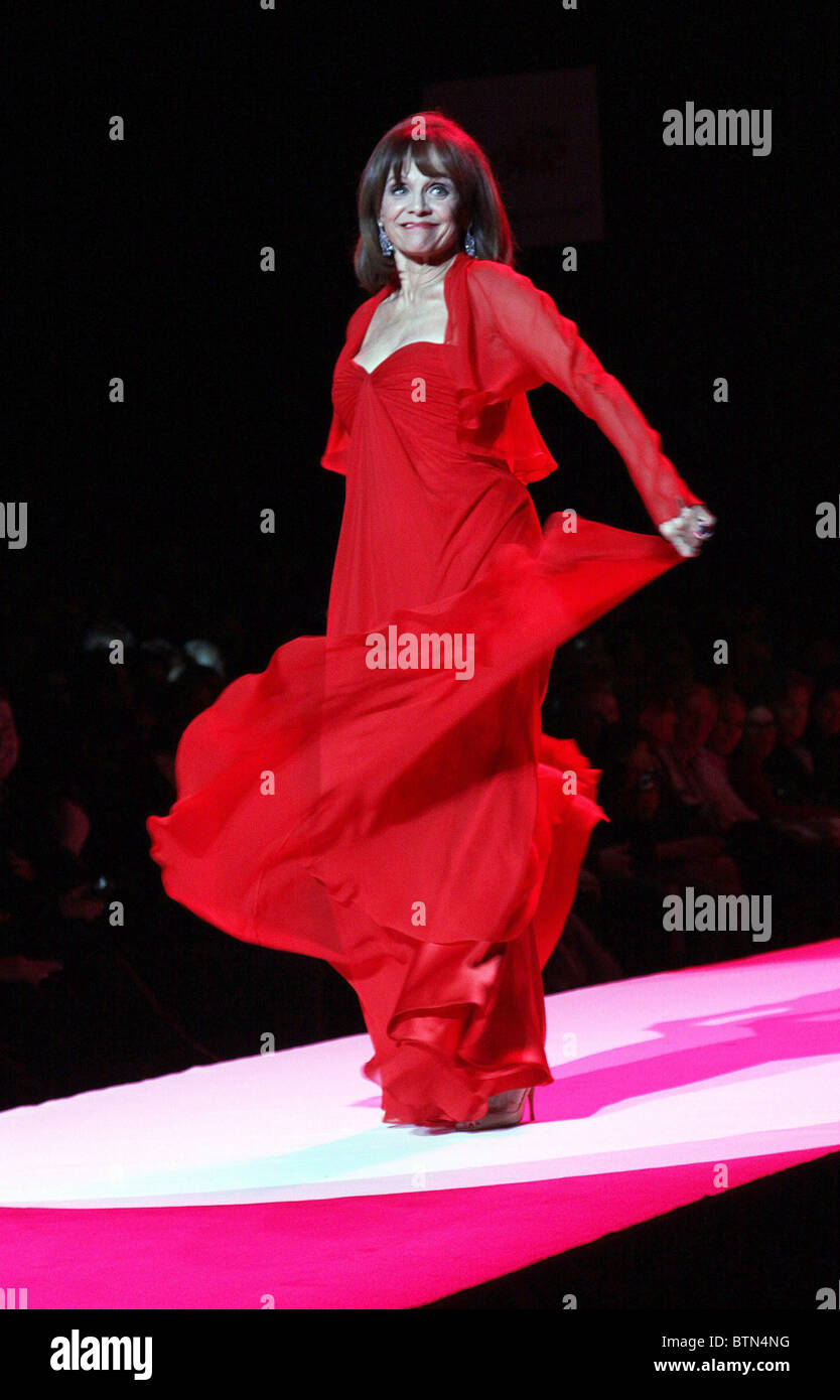 Die Herzen Wahrheit rotes Kleid Kollektion 2010 Modenschau Stockfoto