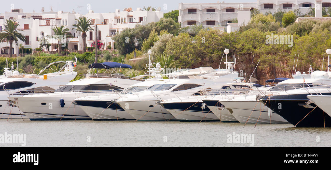 Teuren Lebensstil-Boote verankert in der Marina im Ferienort Mallorcas Stockfoto